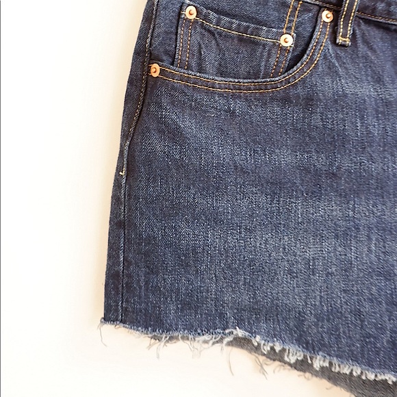 NWT LEVIS 501 CUT OFF SHORTS ☀️ CLASSIC DARK WASH! - Picture 5 of 5